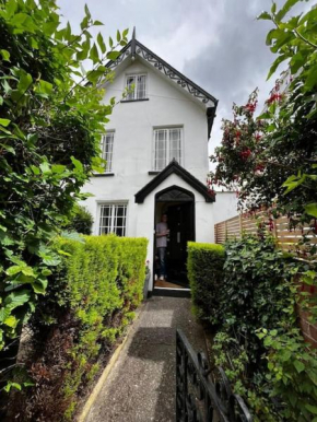 Stunning Town house with parking, fire, games room